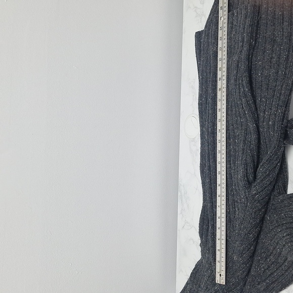 Exquisite Lambswool Tie-Front Sweater with a Luxurious Long Collar Size Small - Picture 12 of 13